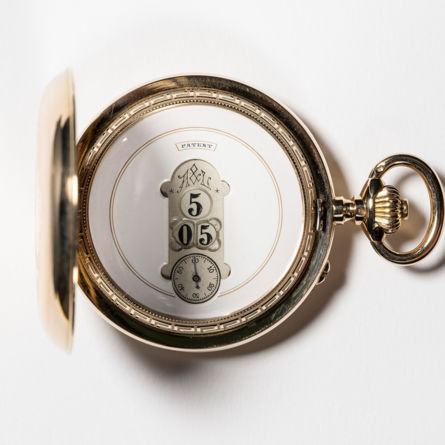 Öffentliche Führung im Uhrenmuseum Winterthur – Museum am Mittag vom 20.11.26 – «Die Anfänge der Digitaluhr – Zwölf Sprungziffernuhren aus der Sammlung Alex Kuhn» (Gastspiel). Aeby & Landry, Madretsch b. Biel, Goldgehäuse mit Sprungdeckel, Zifferblatt Email, schwarze Aufschrift: PATENT. Leihgabe: Sammlung Alex Kuhn. Siehe auch Medienmaterial Gastspiel.