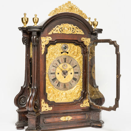 Logo Gastspiel: Altarförmige Stockuhr aus Zug