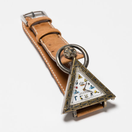 Gastspiel Uhrenmuseum Winterthur: «Drei Freimaureruhren aus dem Uhrenmuseum Beyer Zürich»; Silberne Freimaurer-Armbanduhr, um 1930; Leihgabe: Uhrenmuseum Beyer Zürich