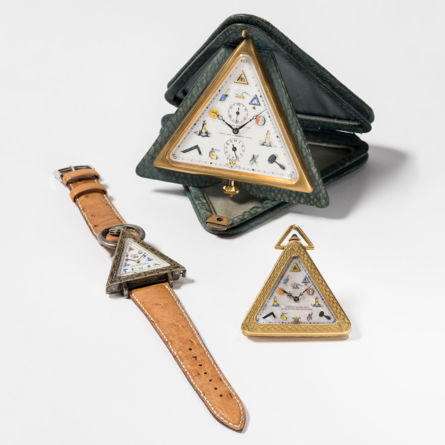 Gastspiel Uhrenmuseum Winterthur: «Drei Freimaureruhren aus dem Uhrenmuseum Beyer Zürich»; Goldene Freimaurer-Taschenuhr: Schwab & Brandt, Genf, um 1925, mit Original-Uhrenschachtel; Silberne Freimaurer-Armbanduhr, um 1930; Freimaurer-Wecker, aufklappbare Tischuhr in Lederetui; Leihgabe: Uhrenmuseum Beyer Zürich