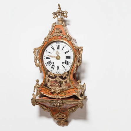 Öffentliche Führung im Uhrenmuseum Winterthur – Museum am Mittag vom 24.10.25 – «Die Vielfalt der Neuenburger Pendulen». Neuenburger Pendule, La-Chaux-de-Fonds, um 1780. Sign.: Les Fréres du Commun dit Vérron à La Chaux De Fonds. Sammlung Konrad Kellenberger, Geschenk aus Privatbesitz, 1997