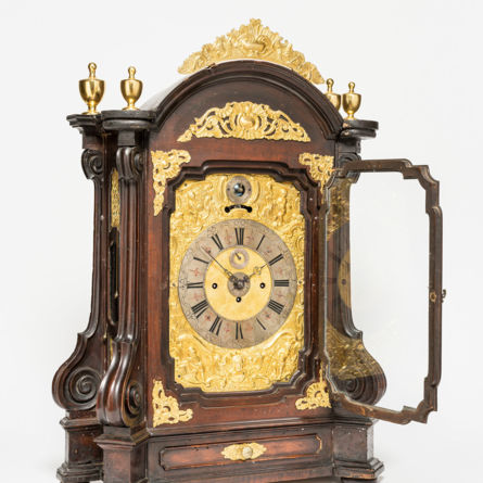 Gastspiel Uhrenmuseum Winterthur: «Altarförmige Stockuhr aus Zug», Zug, um 1730/40, Sign.: T. L. Brandenberg A Zug, Leihgabe: Privatbesitz