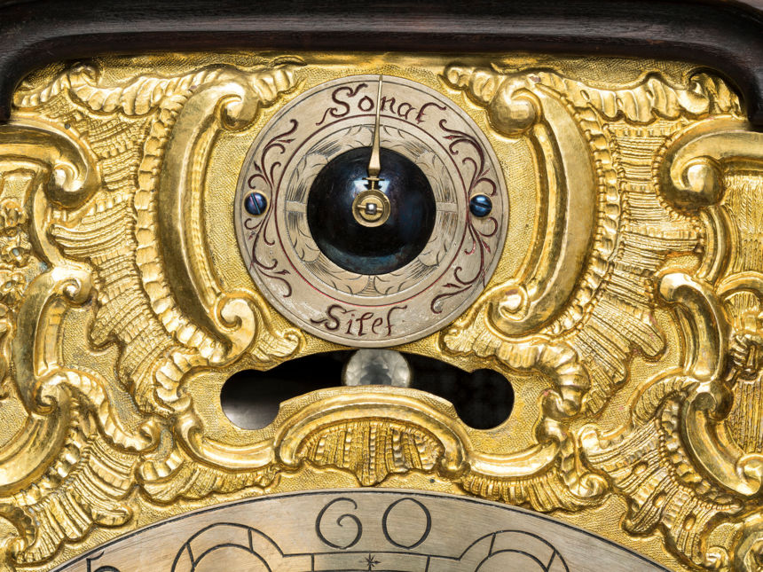 Logo Gastspiel: Altarförmige Stockuhr aus Zug