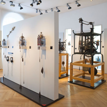 Öffentliche Führung im Uhrenmuseum Winterthur – Museum am Mittag vom 19.06.26 – «Werkstattgespräch». Blick in die Uhrensammlung Konrad Kellenberger.