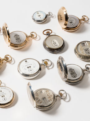 Logo Ausstellung Gastspiel: Die Anfänge der Digitaluhr – Zwölf Sprungziffernuhren aus der Sammlung Alex Kuhn