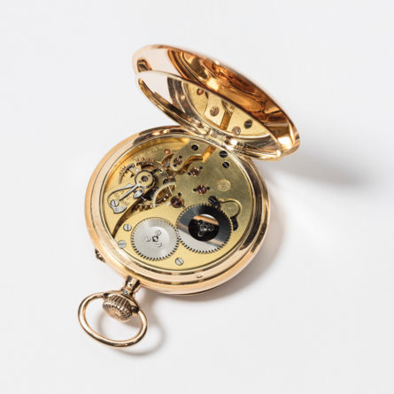 Öffentliche Führung im Uhrenmuseum Winterthur – Museum am Mittag vom 19.12.25 – «Taschenuhren aus Grossvaters Zeit». Gold-Taschenuhr, Schaffhausen, um 1913. Sign.: International Watch C° No 624134 Werk 557840. Sammlung Konrad Kellenberger, Geschenk aus Privatbesitz, 2019.