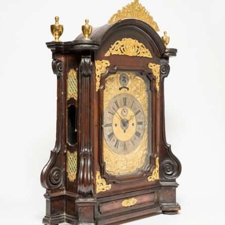 Gastspiel Uhrenmuseum Winterthur: «Altarförmige Stockuhr aus Zug», Zug, um 1730/40, Sign.: T. L. Brandenberg A Zug, Leihgabe: Privatbesitz