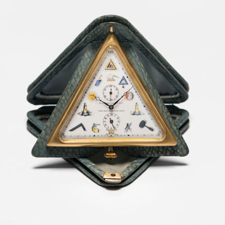Gastspiel Uhrenmuseum Winterthur: «Drei Freimaureruhren aus dem Uhrenmuseum Beyer Zürich»; Freimaurer-Wecker, aufklappbare Tischuhr in Lederetui; Leihgabe: Uhrenmuseum Beyer Zürich