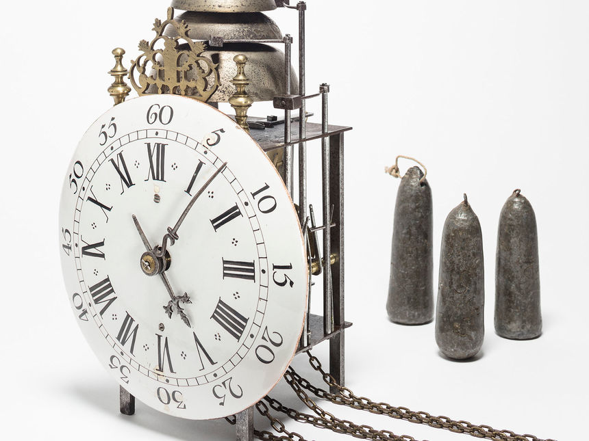 Logo Gastspiel: Zwei Laternenuhren aus der Normandie