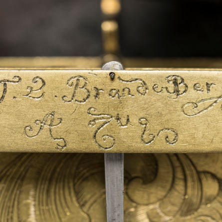 Gastspiel Uhrenmuseum Winterthur: «Altarförmige Stockuhr aus Zug», Zug, um 1730/40, Sign.: T. L. Brandenberg A Zug, Leihgabe: Privatbesitz