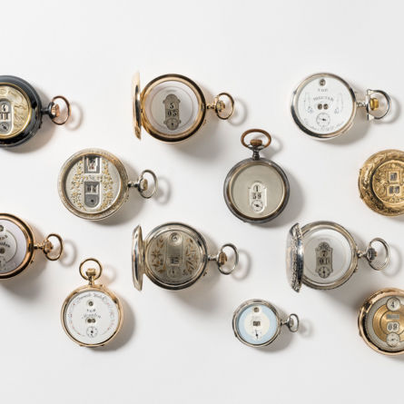 Öffentliche Führung im Uhrenmuseum Winterthur – Museum am Mittag vom 20.11.26 – «Die Anfänge der Digitaluhr – Zwölf Sprungziffernuhren aus der Sammlung Alex Kuhn» (Gastspiel). Leihgabe: Sammlung Alex Kuhn. Siehe auch Medienmaterial Gastspiel.