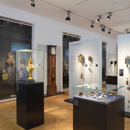 Öffentliche Führung im Uhrenmuseum Winterthur – Museum am Mittag vom 10.07.26 – «Wie wird man Uhrmacher:in?». Blick in die Uhrensammlung Kellenberger.