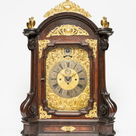 Gastspiel Uhrenmuseum Winterthur: «Altarförmige Stockuhr aus Zug», Zug, um 1730/40, Sign.: T. L. Brandenberg A Zug, Leihgabe: Privatbesitz